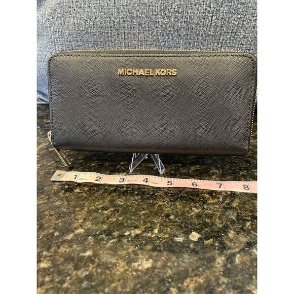 Michael Kors Handbags - Michael Kors Women's Jet Set Travel Zip-Around Wallet Black